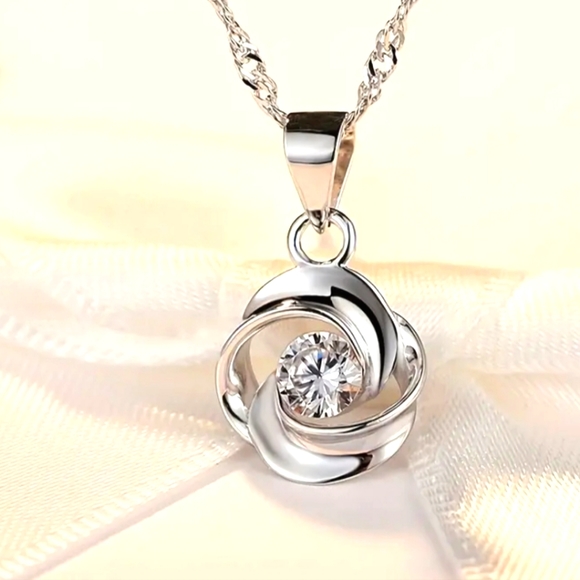 Jewelry - 22" Swivel Diamond faux Necklace